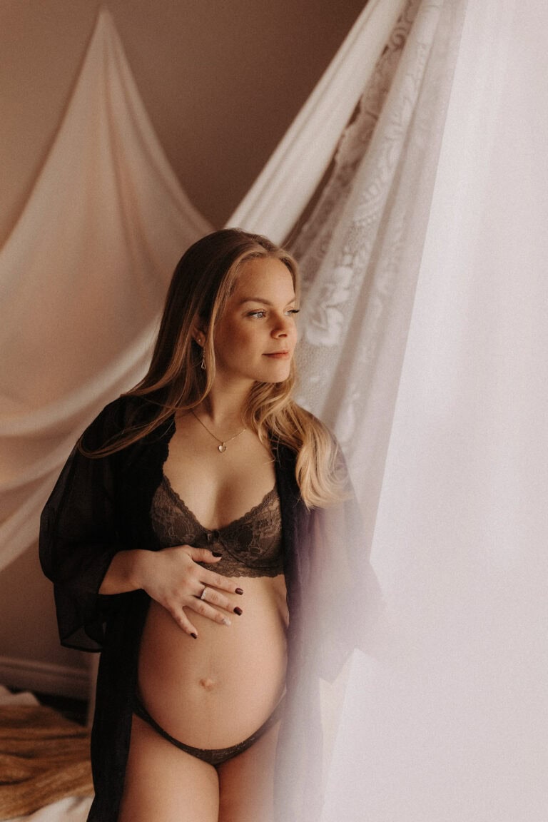mom in maternity session