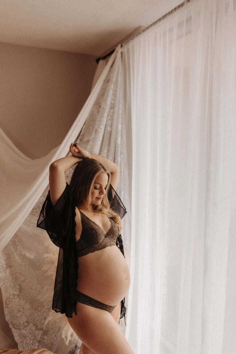 mom in maternity session